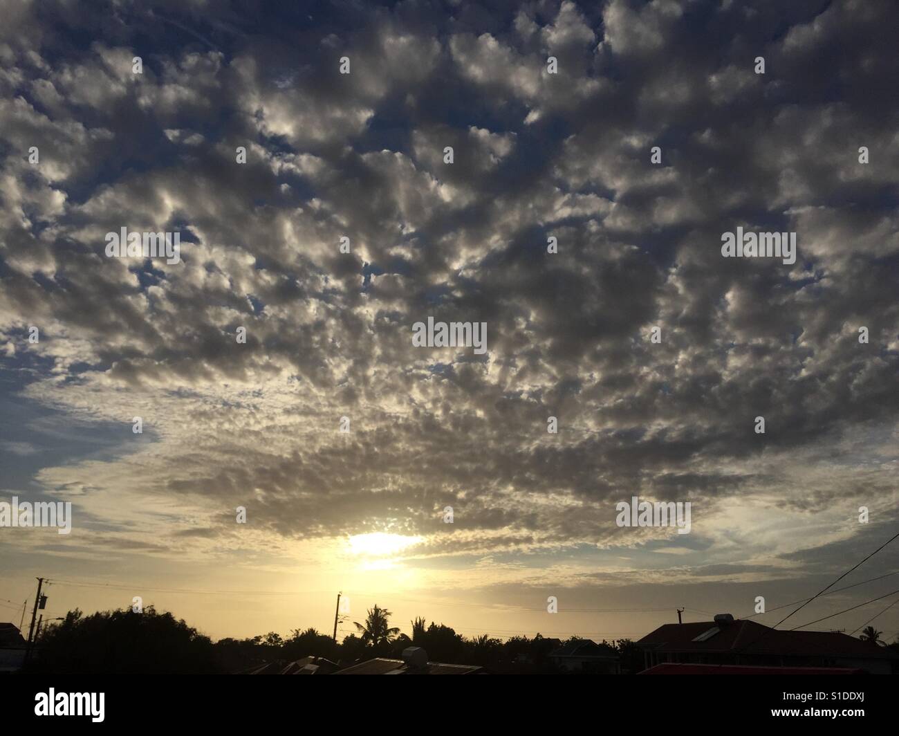 April Sonnenuntergang rauschenden Wolken Stockfoto