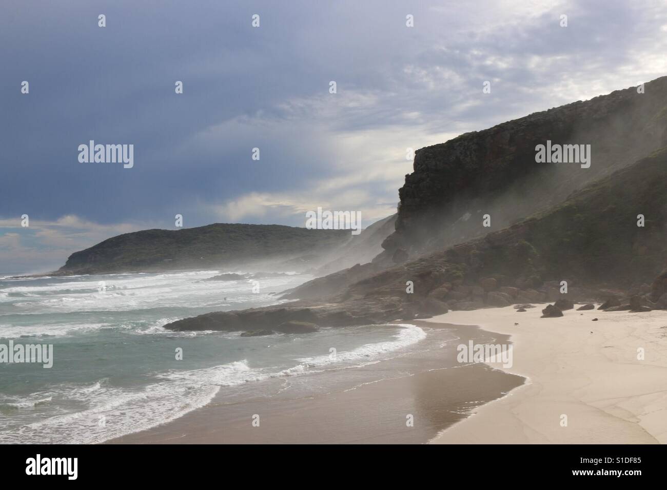 Sonnig und geheimnisvolle Plettenberg Bay Beach Stockfoto