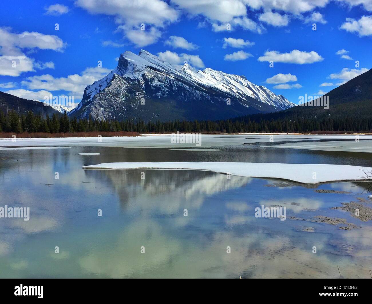 Mt. Rundle und Vermillion Seen, Banff Nationalpark, Alberta, Kanada - Smartphone-aufgenommenes Stockfoto