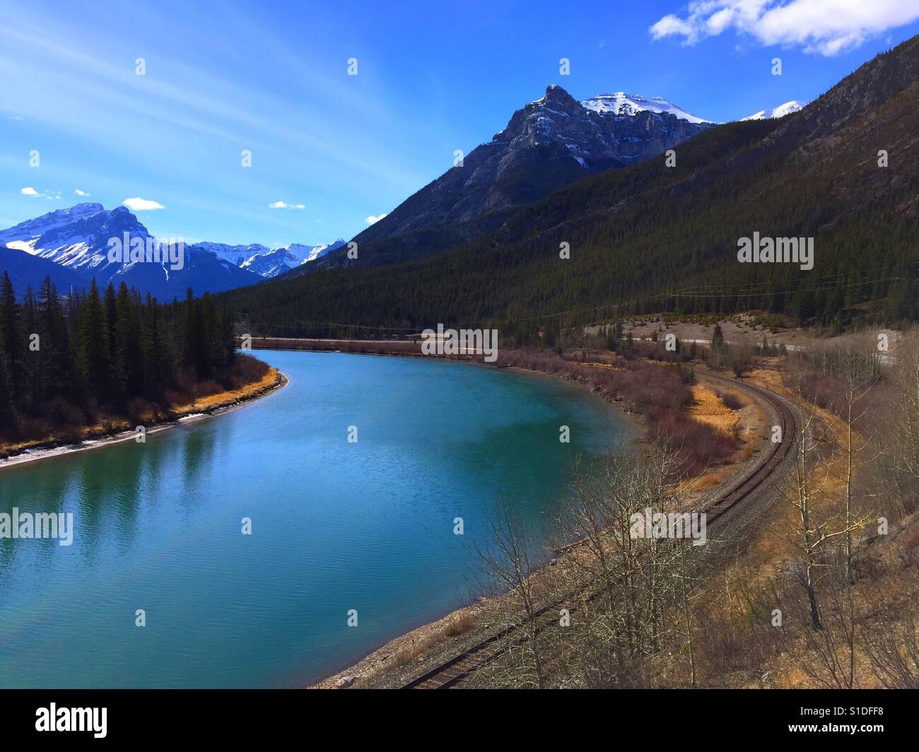 Bow River, kanadischen Rocky Mountains und der Canadian Pacific Railway - Smartphone-aufgenommenes Stockfoto