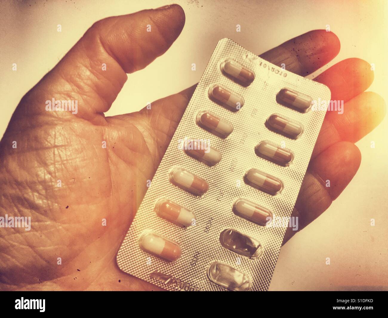 Hand Holding Pillen Stockfoto