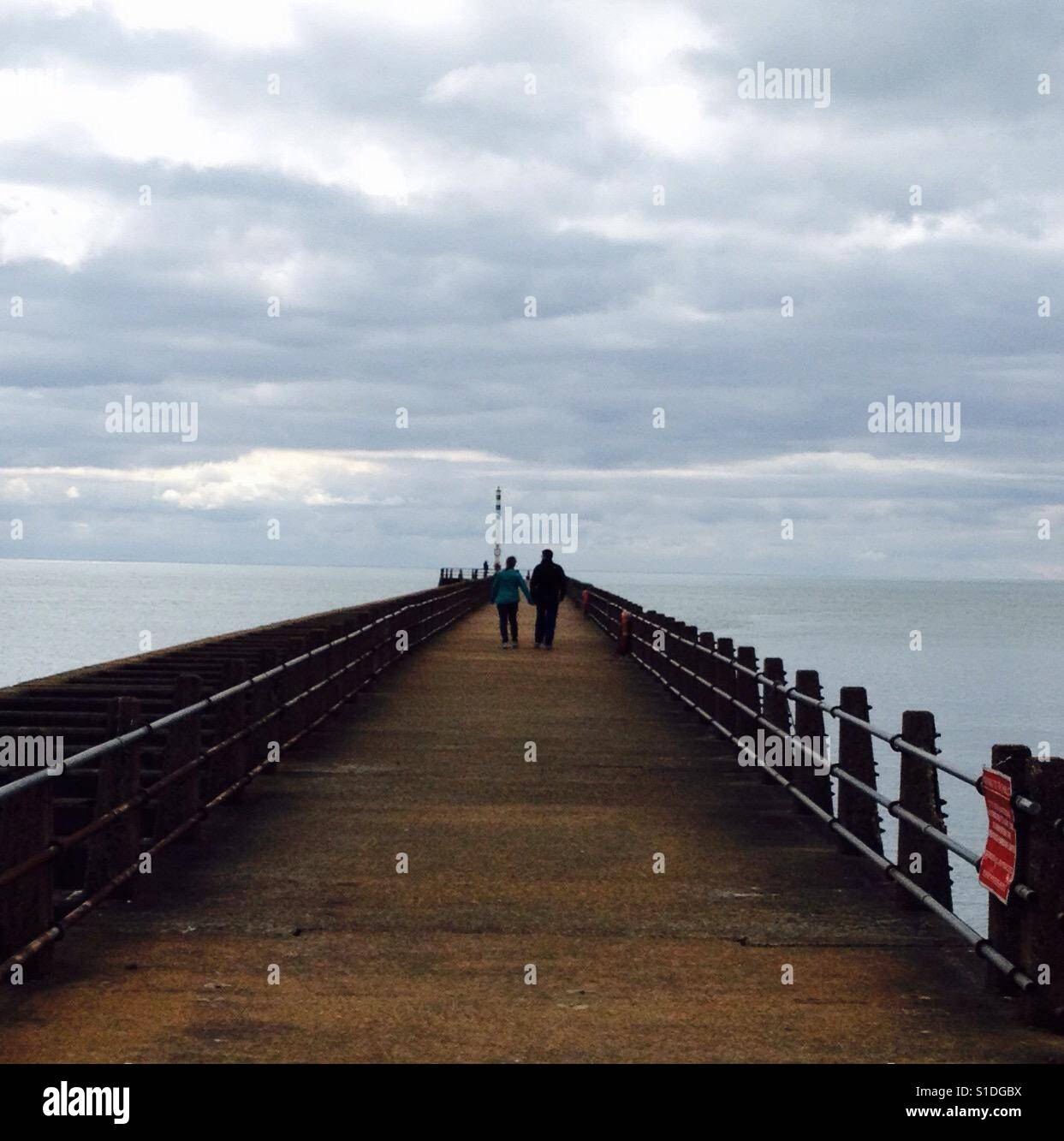 Ein Spaziergang auf der Mole. - Smartphone-aufgenommenes Stockfoto