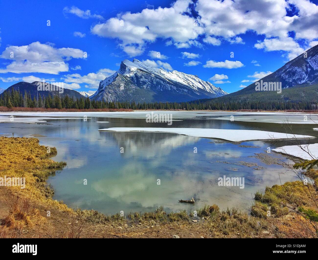 Meine. Rundle spiegelt sich in Vermillion Seen. - Smartphone-aufgenommenes Stockfoto