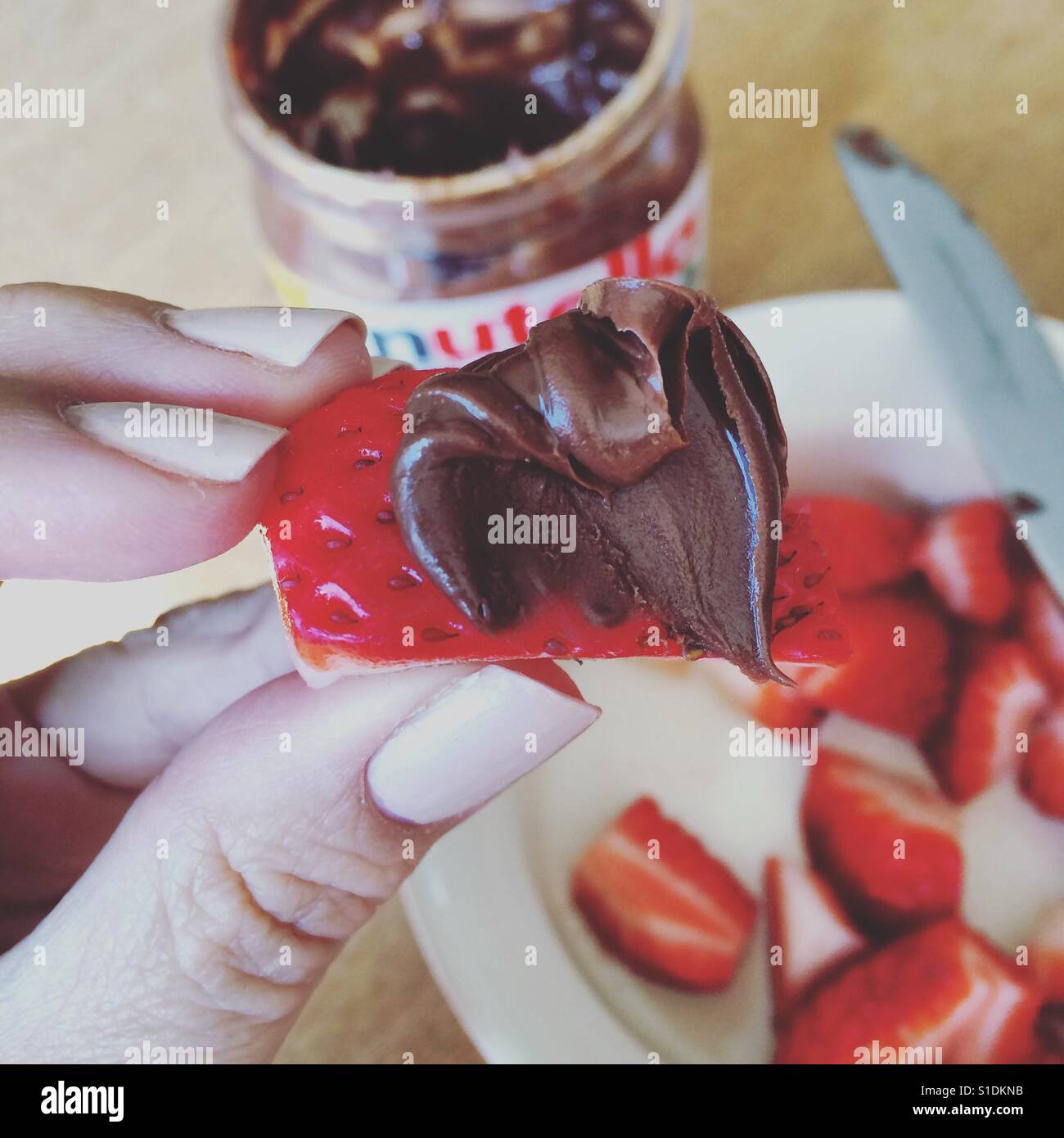 Nutella auf eine Erdbeere Stockfoto