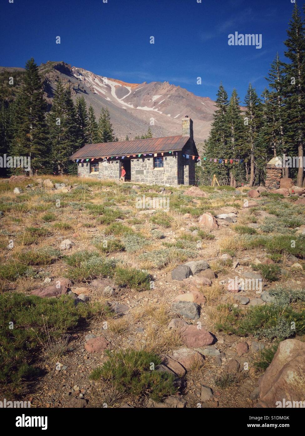 Horse Camp ist eine Steinhütte, die teilweise den Mt. Shasta und dient als Zwischenstopp oder Basislager für Wanderer auf dem Weg zum Gipfel. - Smartphone-aufgenommenes Stockfoto