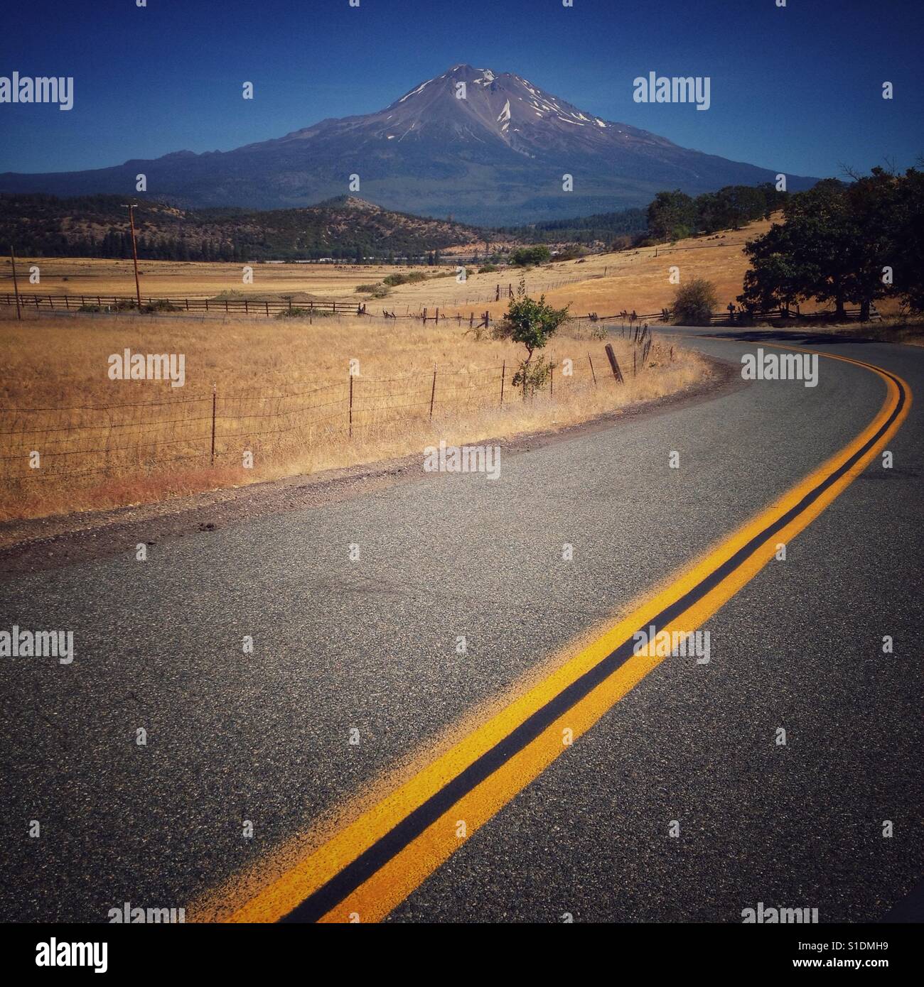 Backroad mit Mt. Shasta im Hintergrund in Nordkalifornien. - Smartphone-aufgenommenes Stockfoto