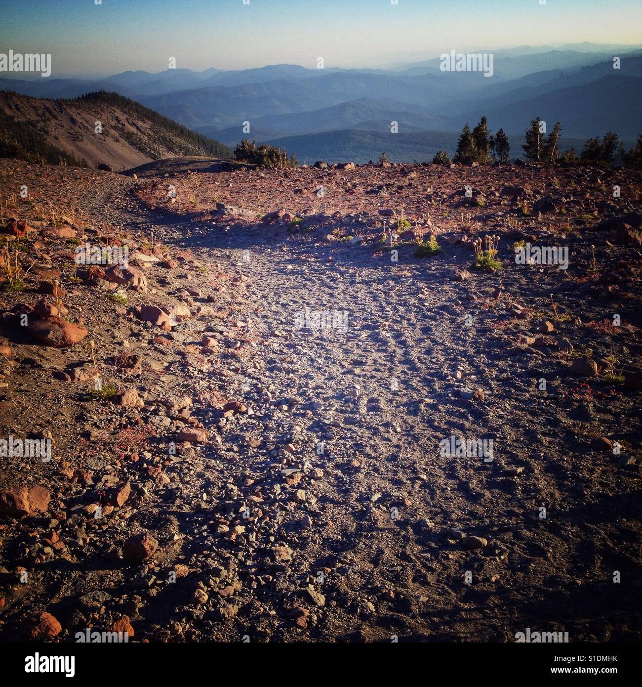 Etwa 9000 ft bis, Wandern auf dem Mount Shasta in Kalifornien während einer September Sonnenuntergang. - Smartphone-aufgenommenes Stockfoto