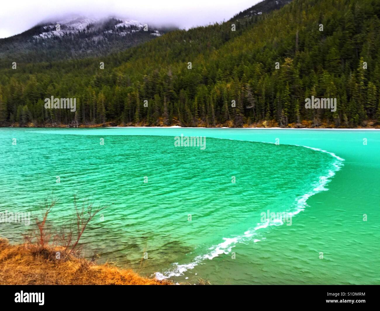 Aqua gefärbt und teilweise zugefrorenen See entlang der Yellowhead im Jasper National Park - Smartphone-aufgenommenes Stockfoto