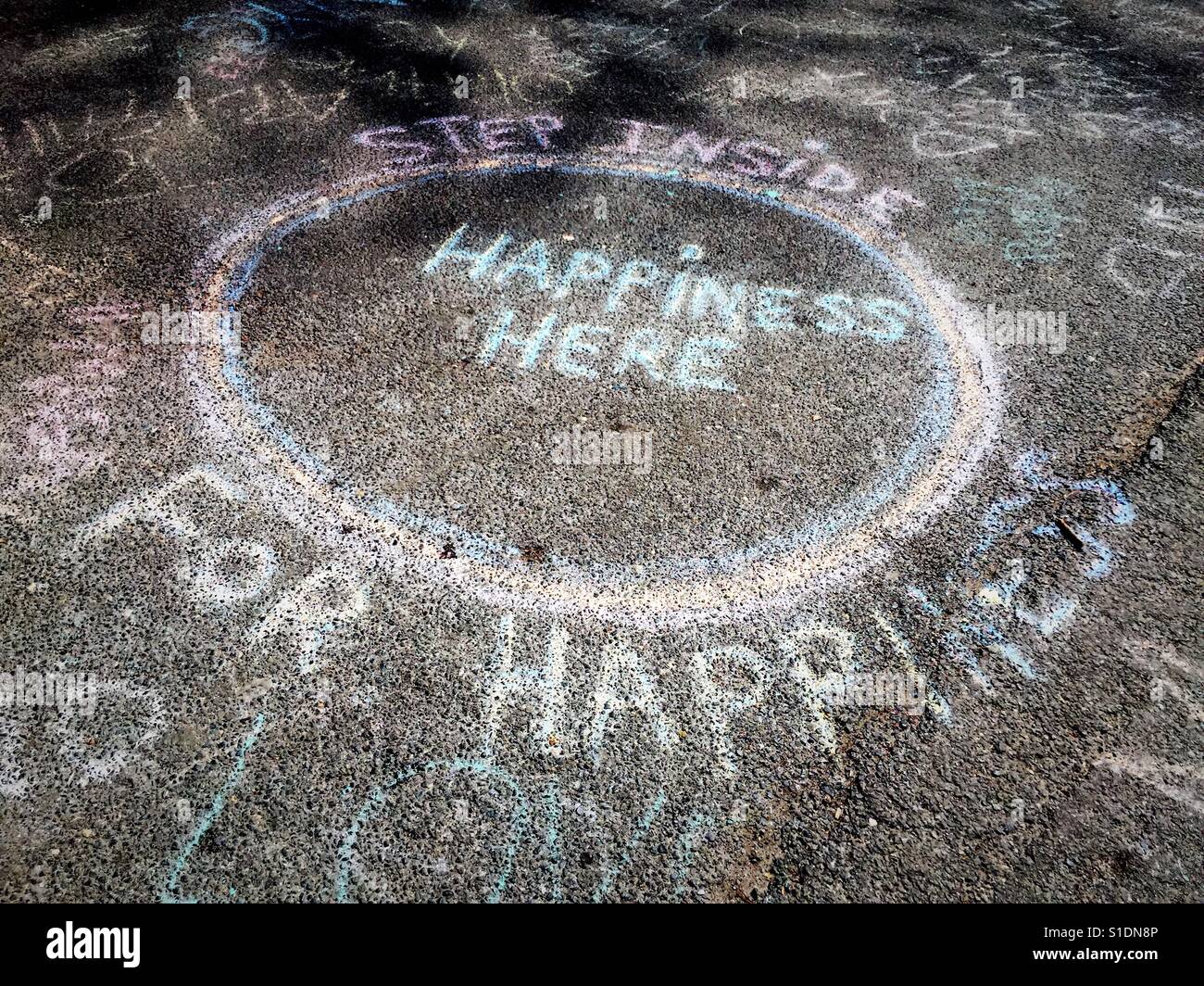 Bürgersteig Kreide Darstellung Kreis des Glücks in hier, NYC, USA Stockfoto