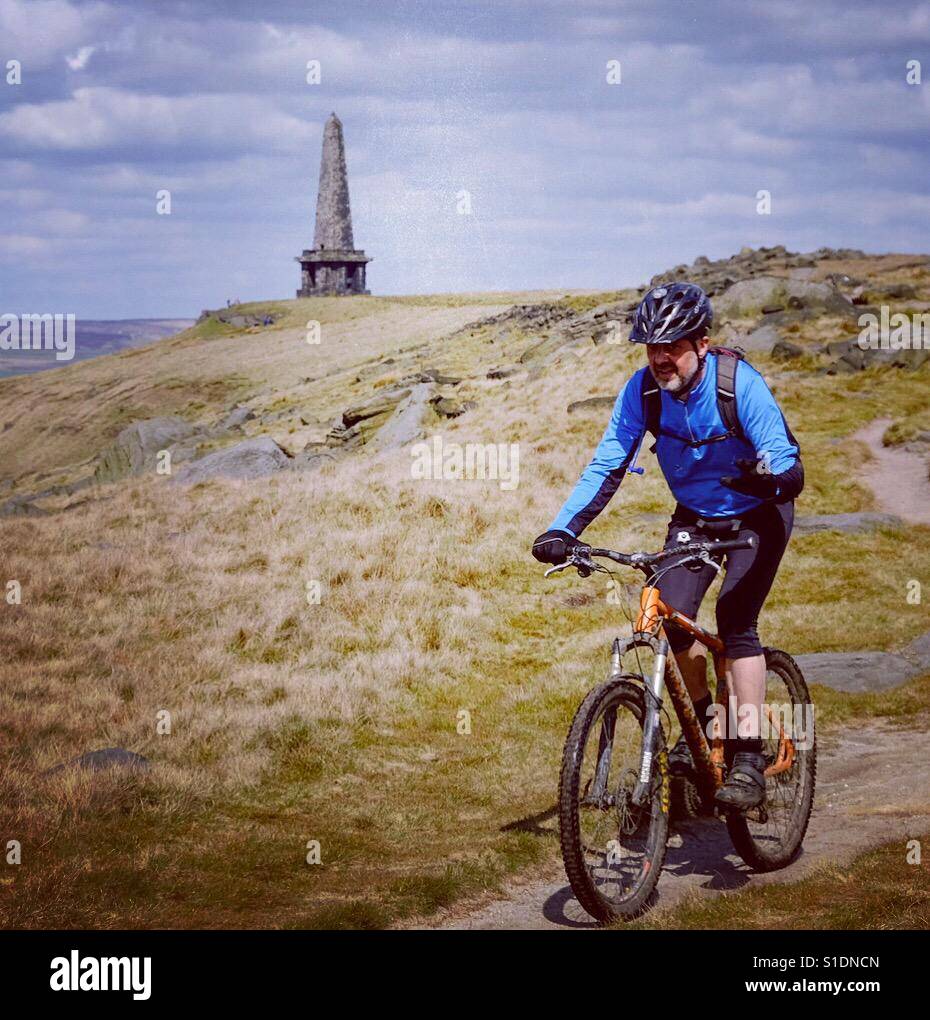 Mountainbiker in der Nähe von Stoodley Pike Denkmal, Calderdale, West Yorkshire. - Smartphone-aufgenommenes Stockfoto