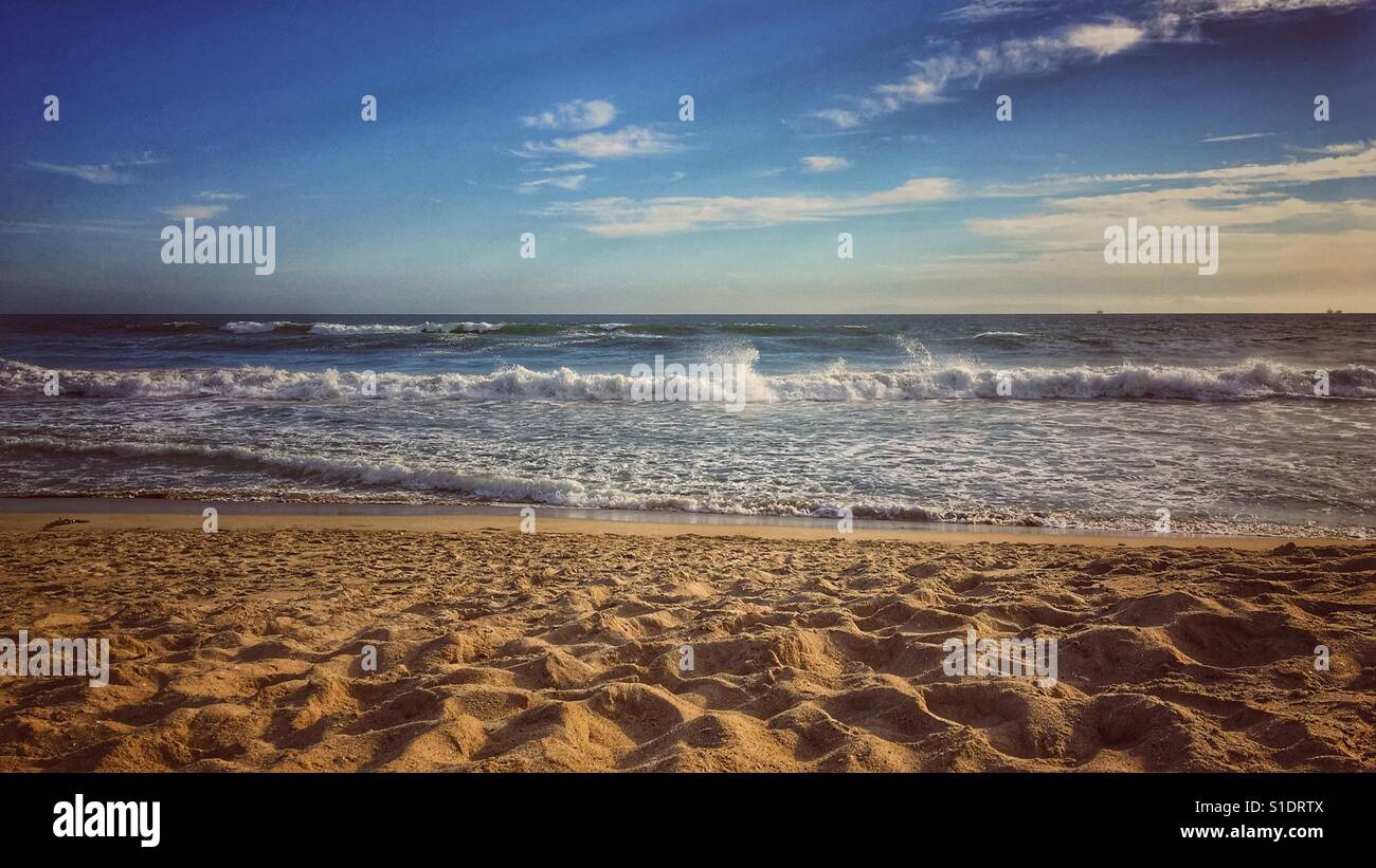 Sand, Meer, Himmel. Am späten Nachmittag Anzeigen von einem Sandstrand entfernt in Richtung Meer und Horizont. Landschaft. Hintergrund. Platz für Kopie. Stockfoto