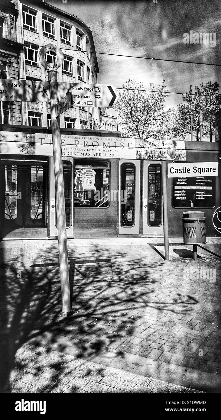 Supertram am Burgplatz Stop, Sheffield, South Yorkshire - Smartphone-aufgenommenes Stockfoto