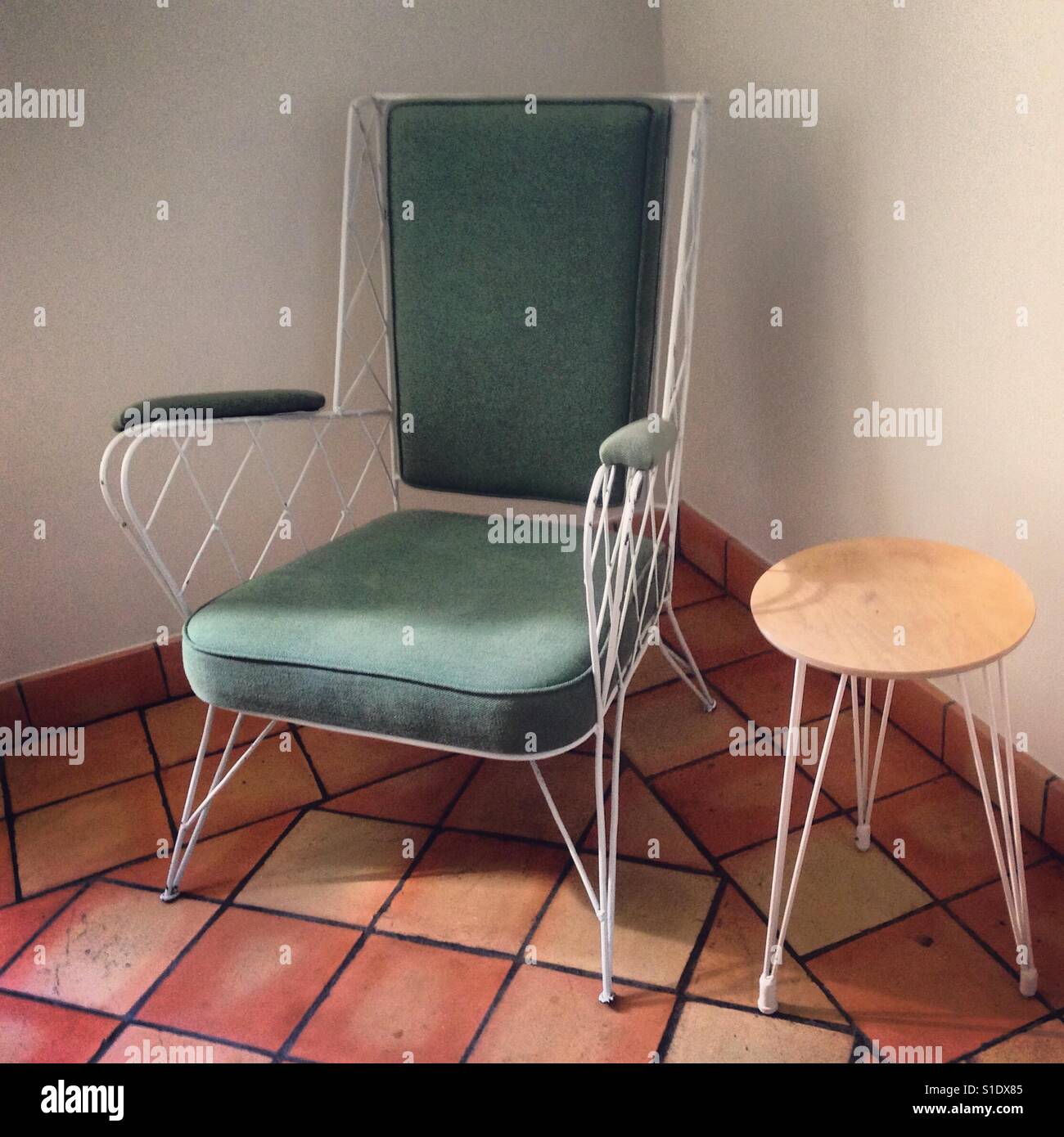 Stilvolle alte Sessel und Beistelltisch - Smartphone-aufgenommenes Stockfoto