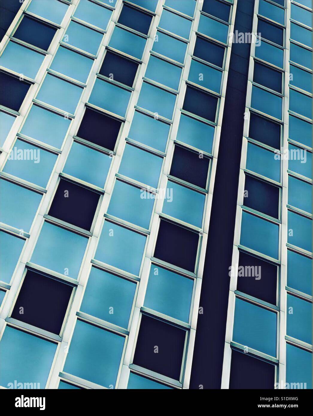 Blaues Bürogebäude - Smartphone-aufgenommenes Stockfoto