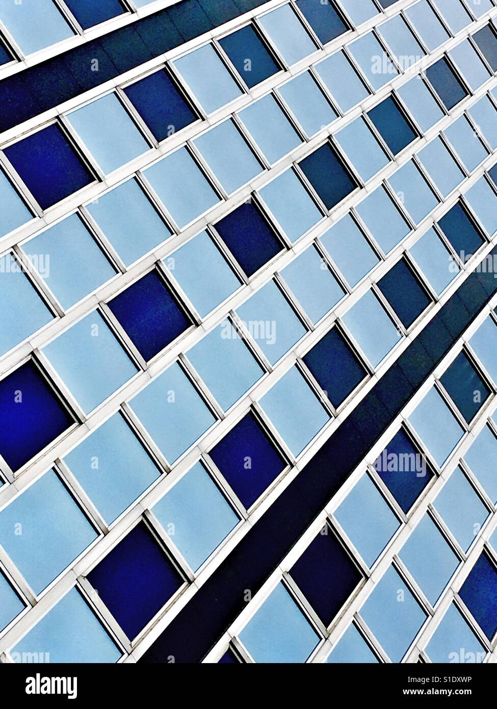 Große blaue Bürogebäude - Smartphone-aufgenommenes Stockfoto
