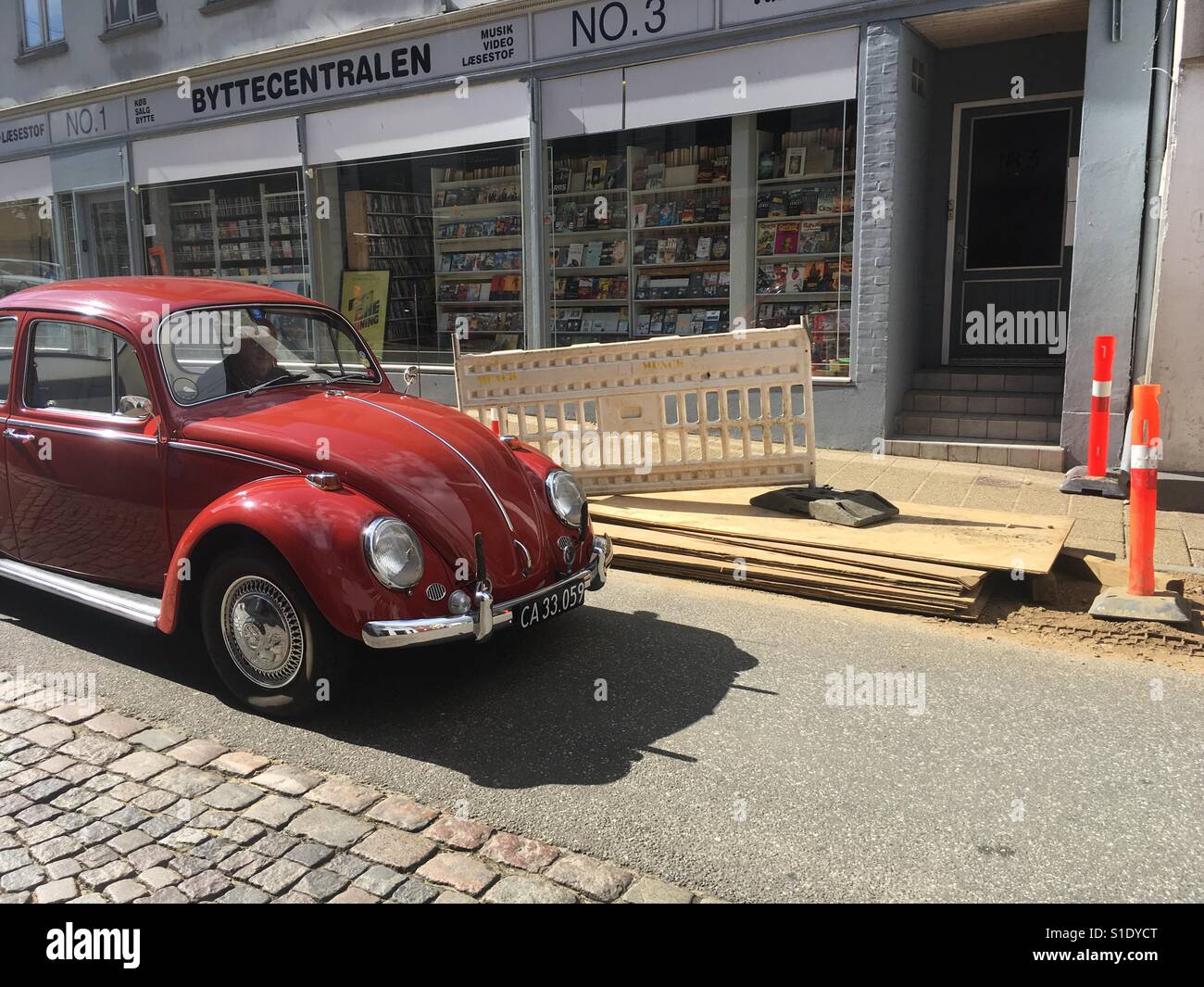Alte rote Auto auf Straße Stockfoto