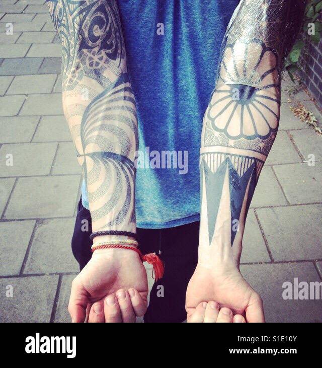 Weiße, männliche Angeberei seine neue Tattoos auf der Straße Stockfoto