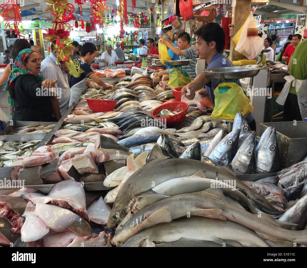 Fischhändler Stall im Frischmarkt, Singapur Stockfoto