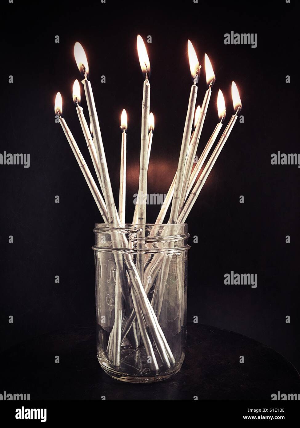 Kerzen in einem glas -Fotos und -Bildmaterial in hoher Auflösung – Alamy