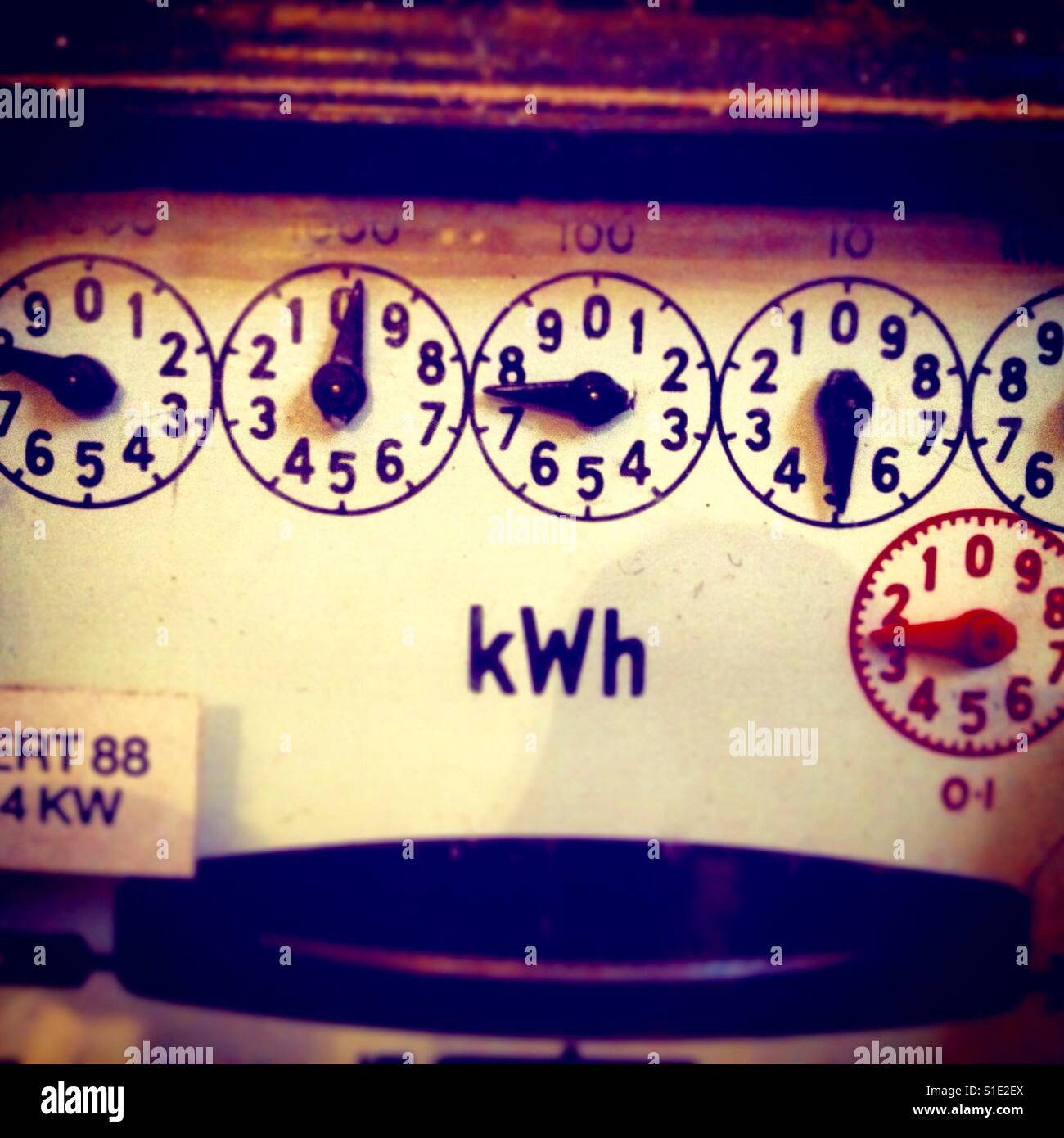 Traditionellen analogen Haushaltsstrom / elektrische Zähler in einem Haus.  UK - Smartphone-aufgenommenes Stockfoto