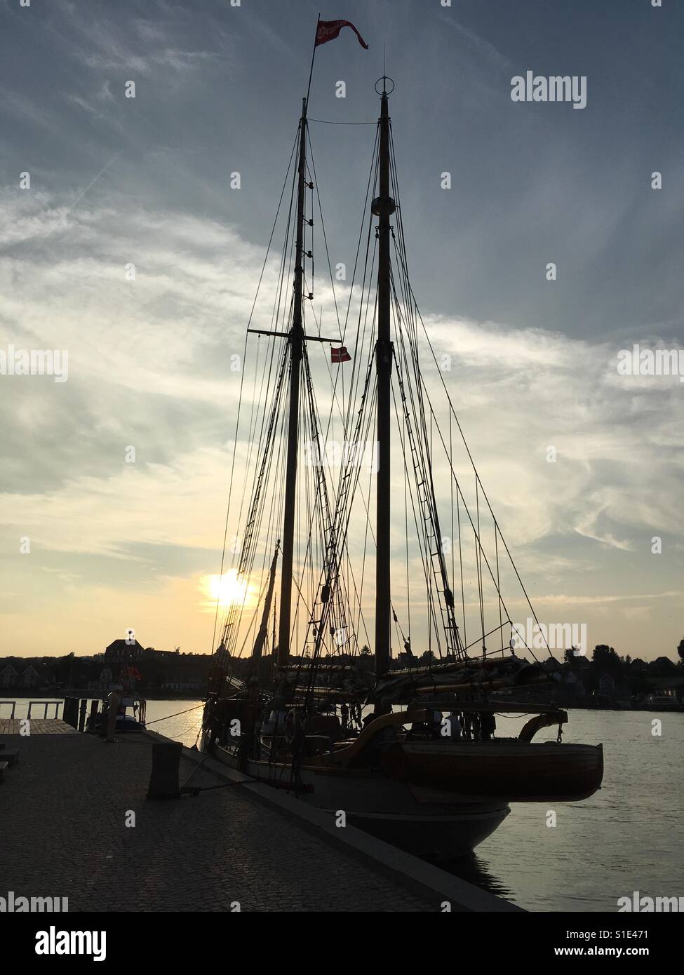 Große hölzerne Segelschiff im Hafen bei Sonnenuntergang Stockfoto