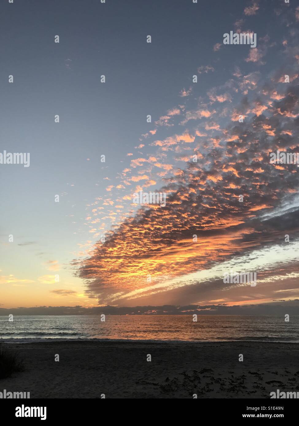 Sonnenuntergang auf Wolken auf Casey Key über Golf von Mexiko spiegelt sich Stockfoto