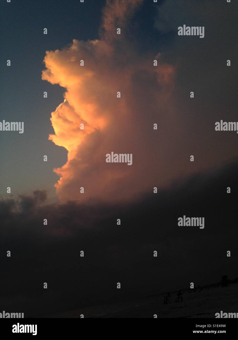 Sturm Wolken überschattet Sonnenuntergang Reflexion über Wolken Stockfoto