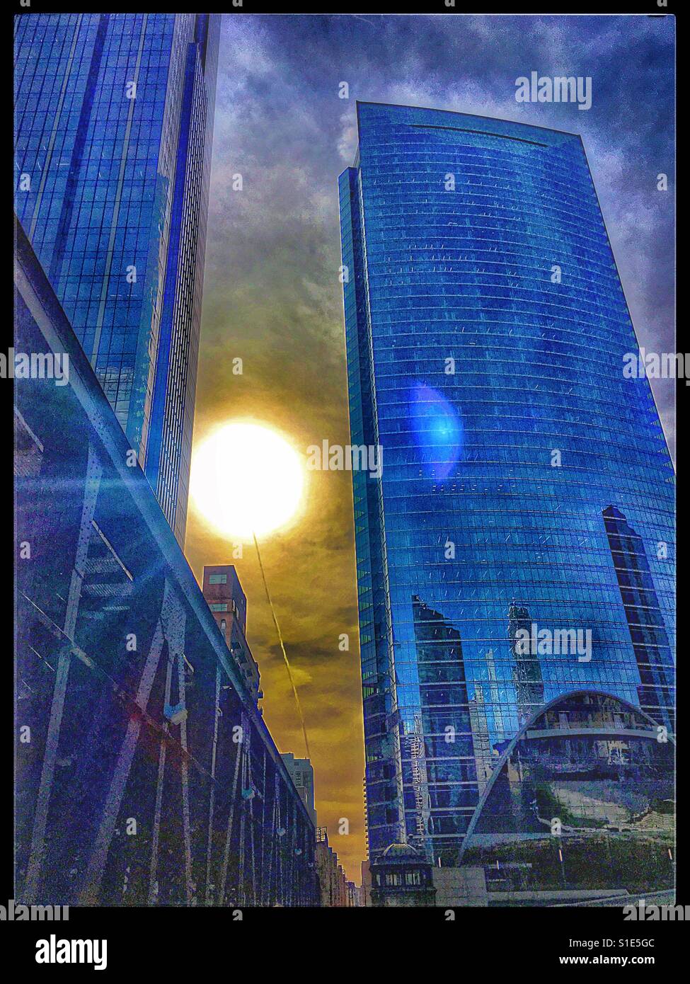 Sonne, Einstellung zwischen Gebäuden aus Chicago Riverwalk, Blick nach oben Stockfoto