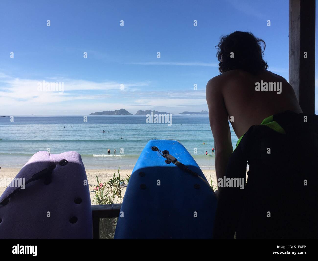 Surfer, die Wellen in den Schatten, Patos Strand Spanien warten Stockfoto