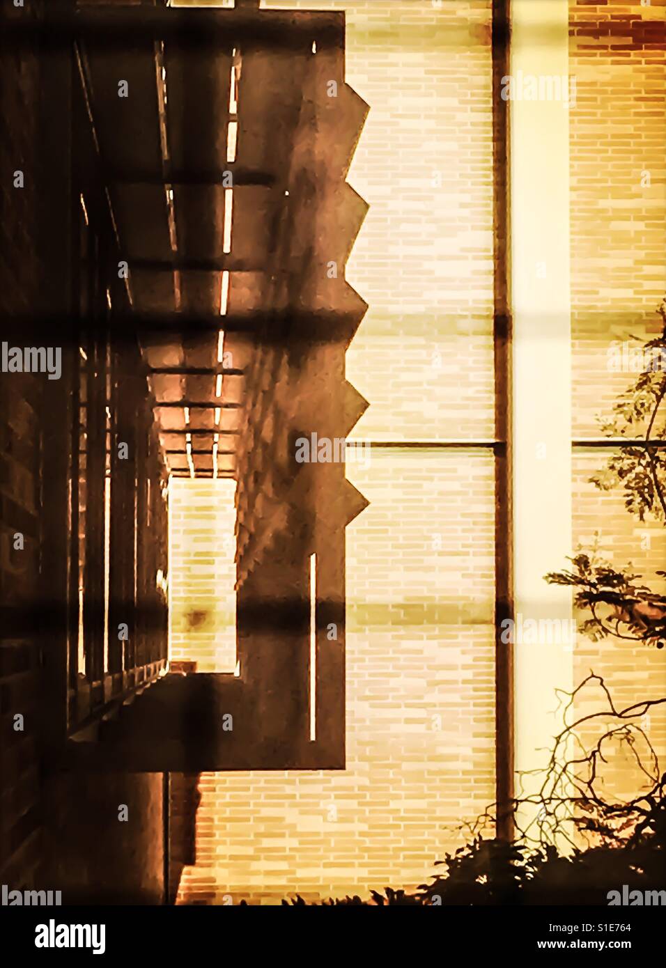 Realität neu definieren - abstrakte Gebäude im Sonnenlicht Stockfoto