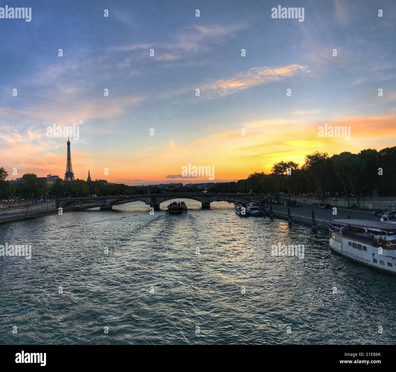 Paris-Sonnenuntergang von Brücke Alexander III mit Eiffelturm am Horizont - Smartphone-aufgenommenes Stockfoto