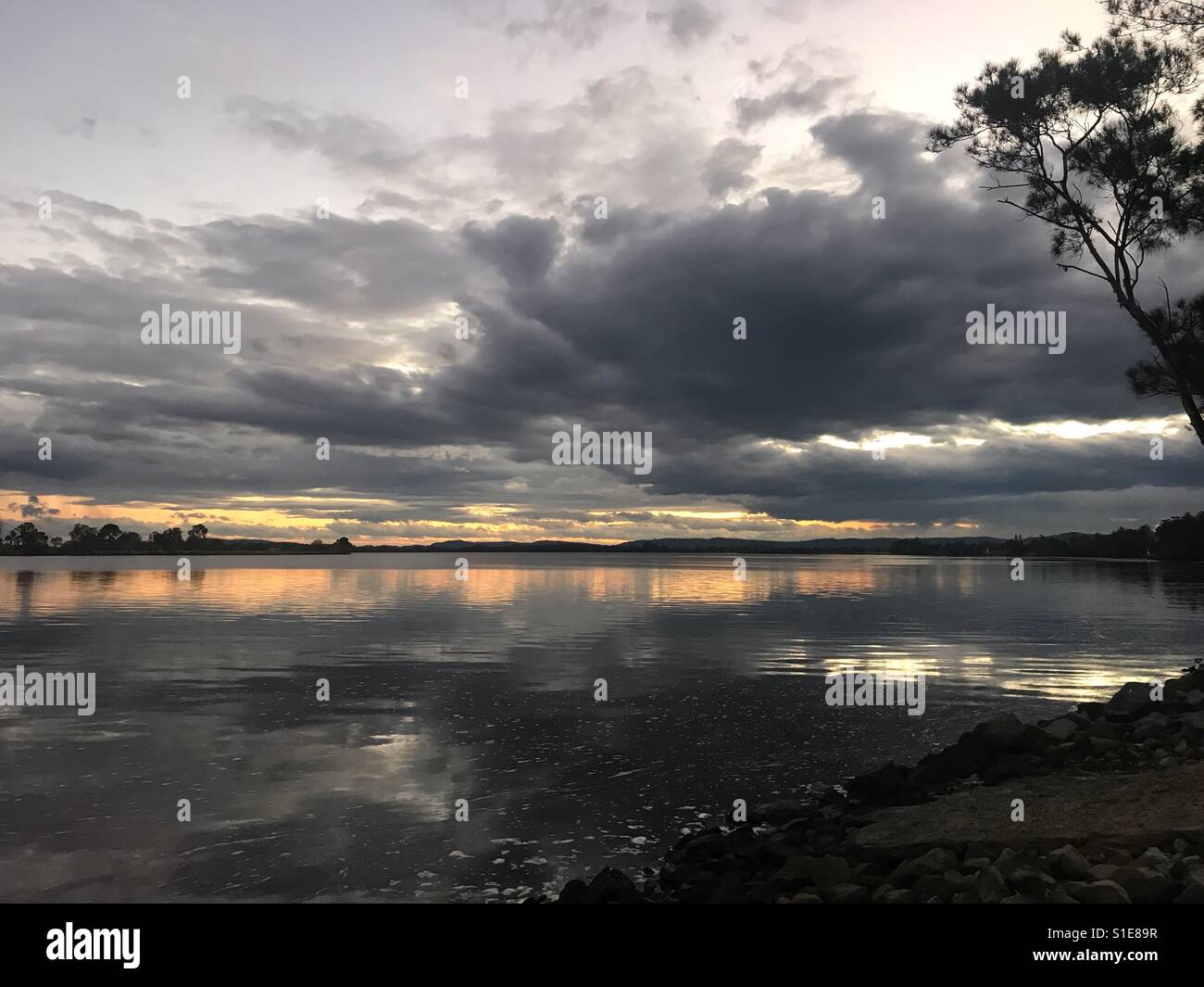 Die mächtigen Clarence River von Browns Felsen-Caravan-Park; Goodwood Island, New South Wales, Australien. Stockfoto
