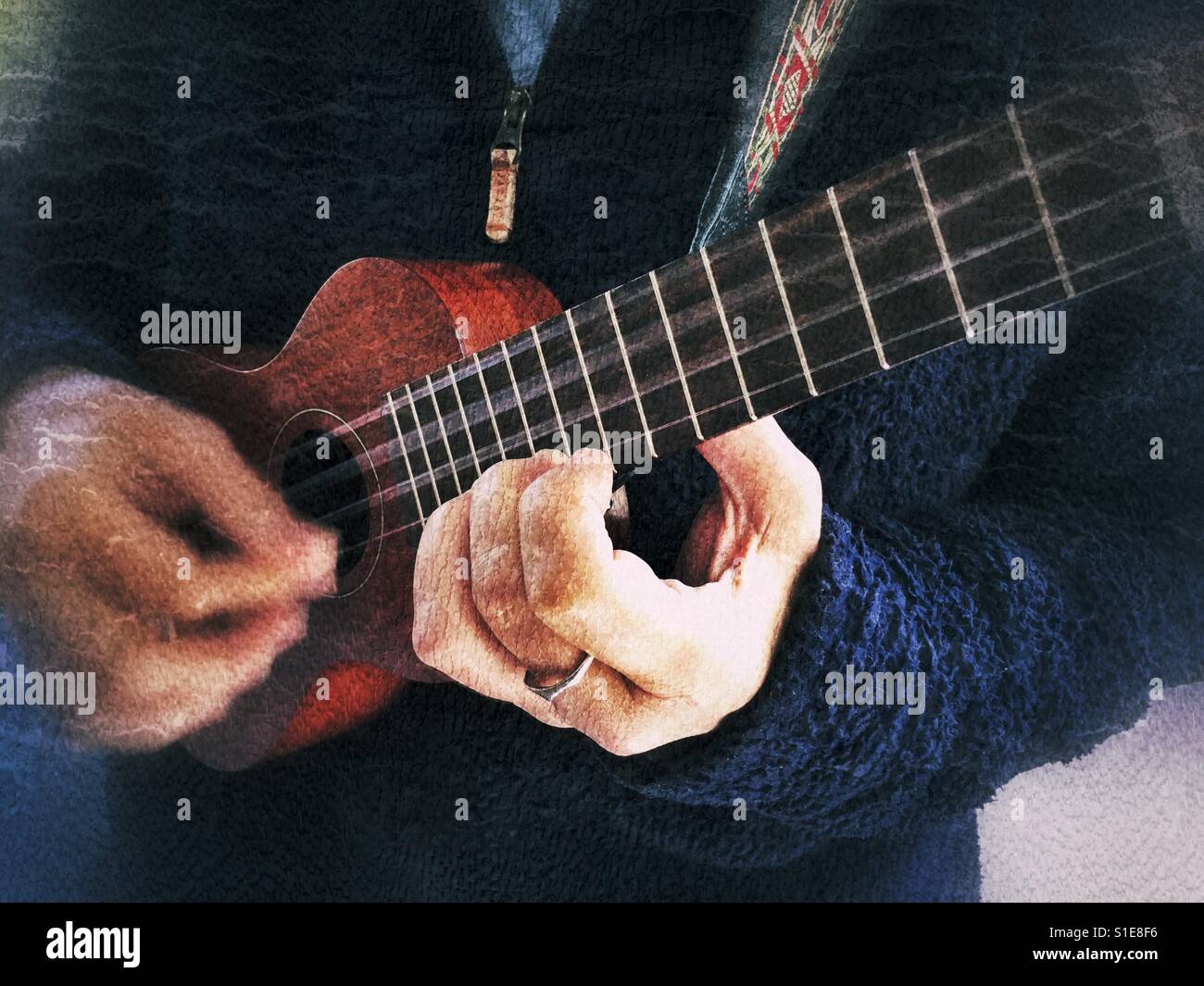 Frau spielt ukulele - Smartphone-aufgenommenes Stockfoto