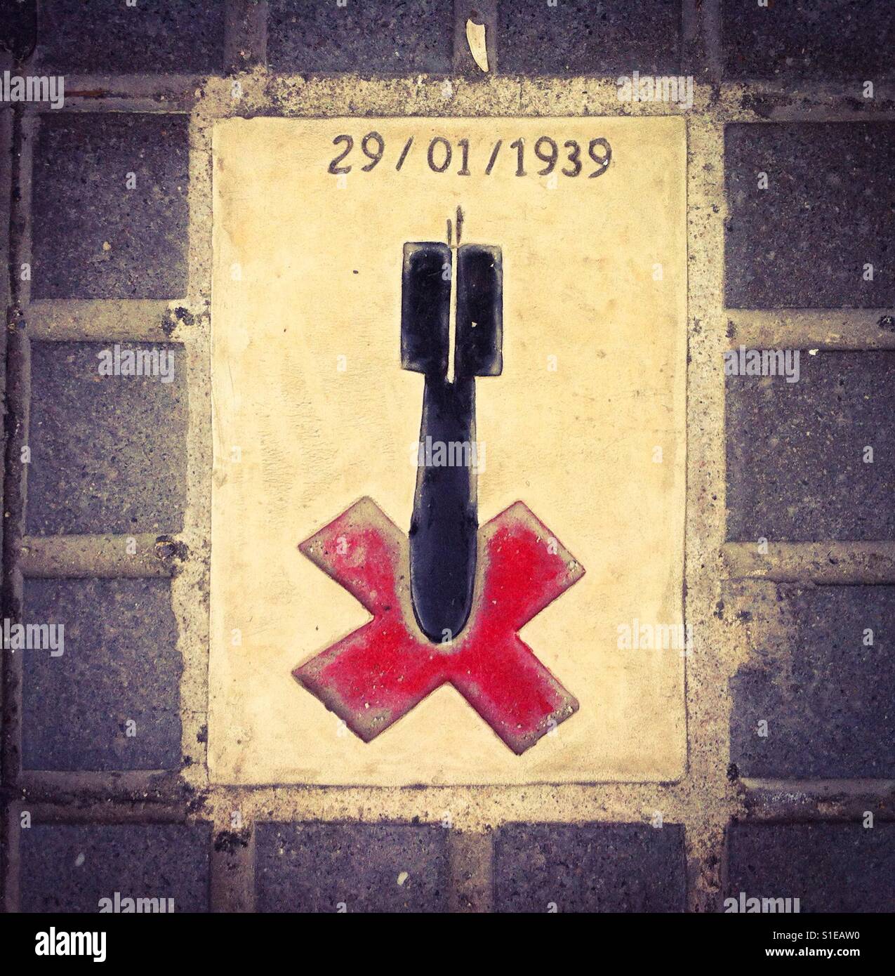 Melden Sie sich auf dem Boden in la Garriga Dorf erinnern, wo ein Bombenanschlag stattfand während des spanischen Bürgerkrieges. Stockfoto