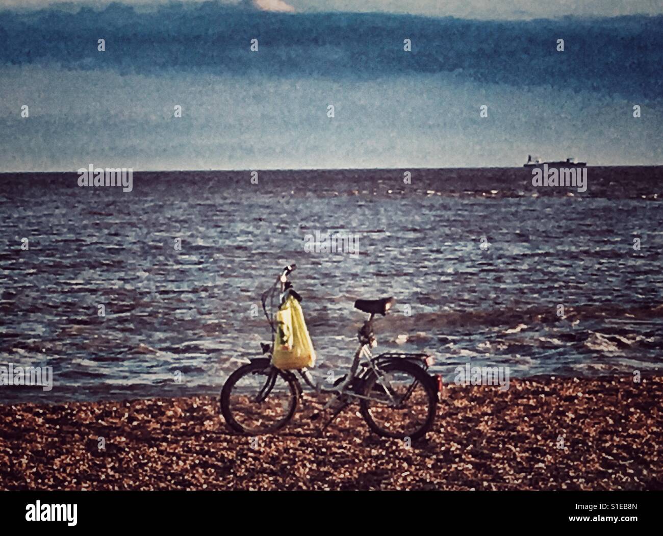 Fahrrad am Strand - Smartphone-aufgenommenes Stockfoto