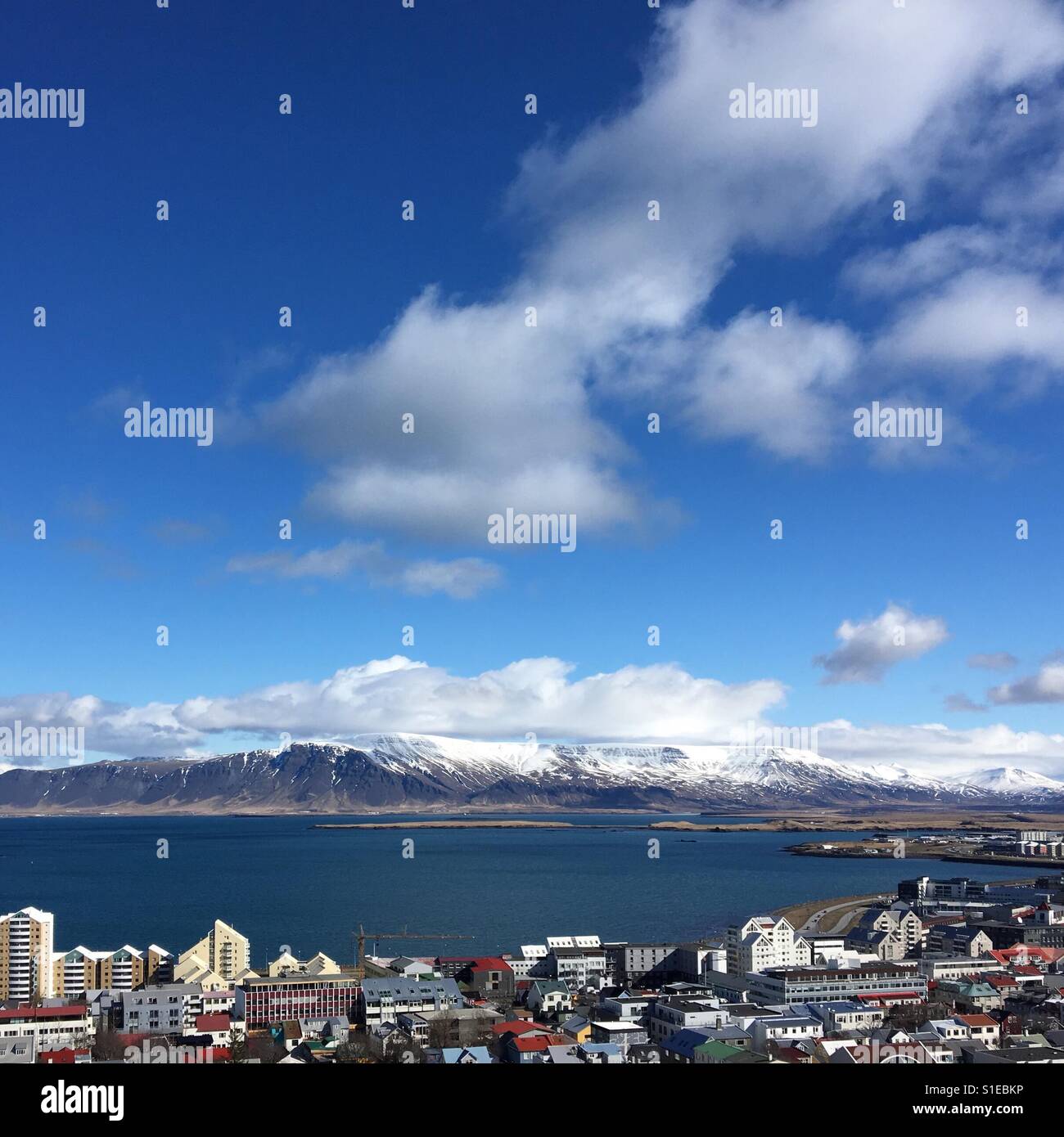 Reykjavik mit dem Meer und die Berge im Hintergrund Stockfoto