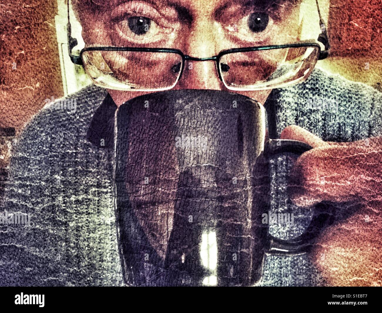 Ältere Menschen trinken aus einem Becher - Smartphone-aufgenommenes Stockfoto