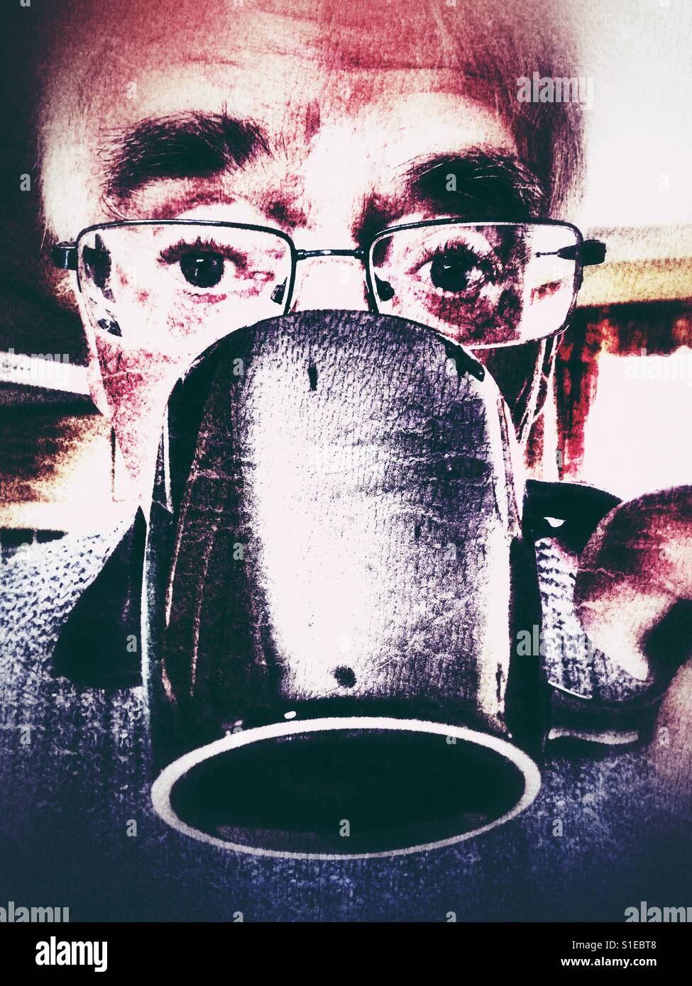 Ältere Mann trinken aus einem Becher, Nahaufnahme - Smartphone-aufgenommenes Stockfoto