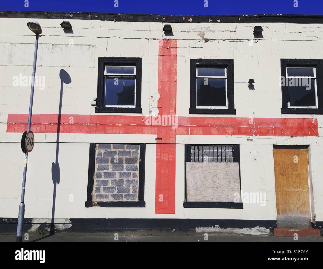 Str. Georges Kreuz Flagge gemalt auf Hausfassade Stockfoto