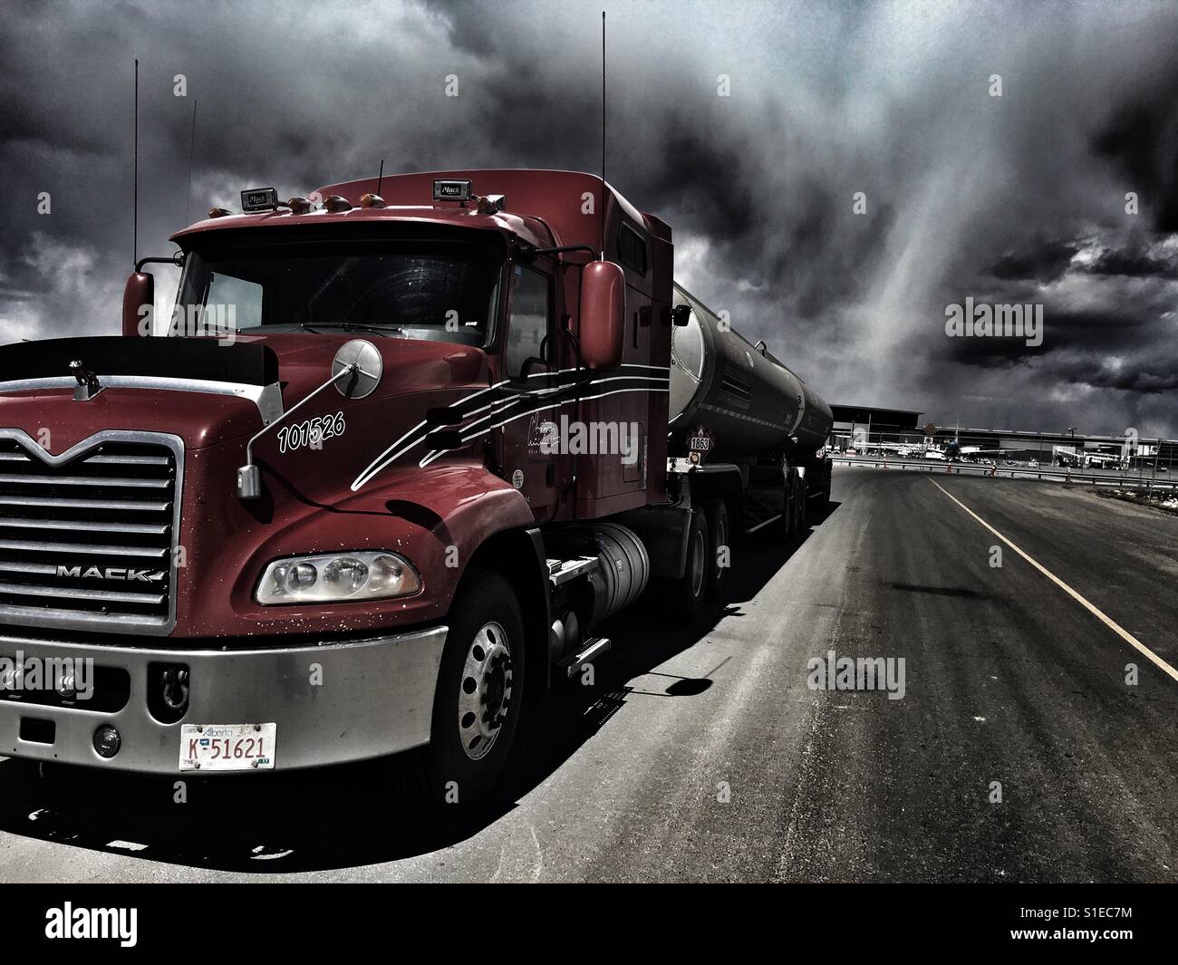 Rot super Trailer Zugmaschine mit Gewitterwolken Stockfoto