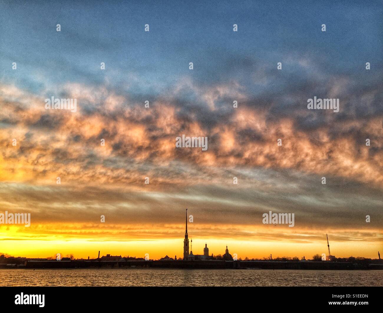 Atemberaubender Sonnenuntergang am Ufer der Newa in St. Petersburg Stockfoto