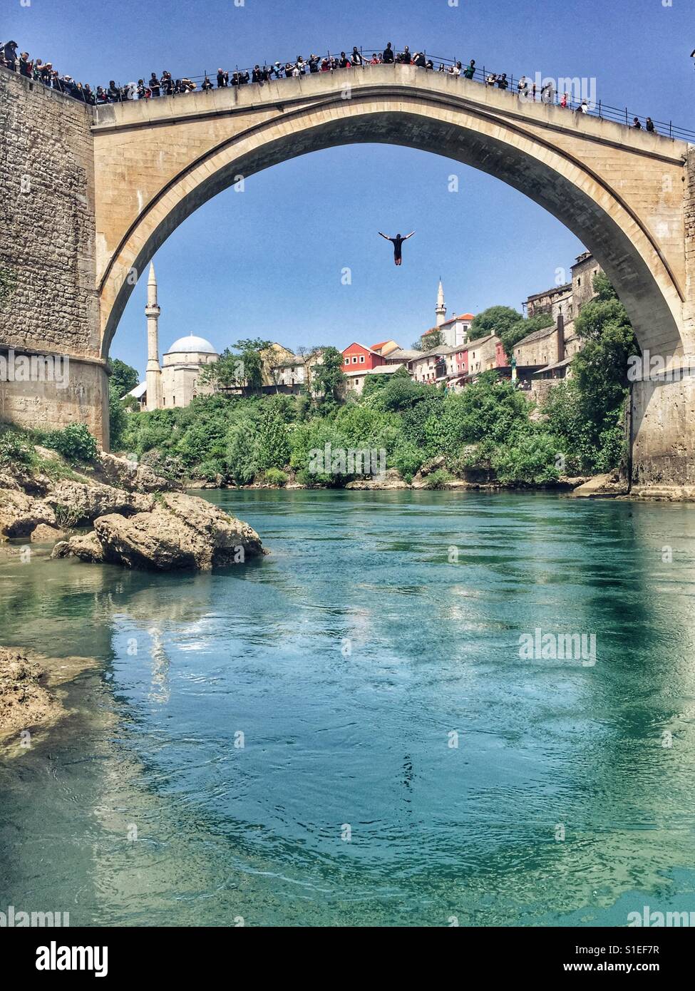 Waghalsigen Sprung von der alten Brücke in Mostar, Bosnien - Smartphone-aufgenommenes Stockfoto