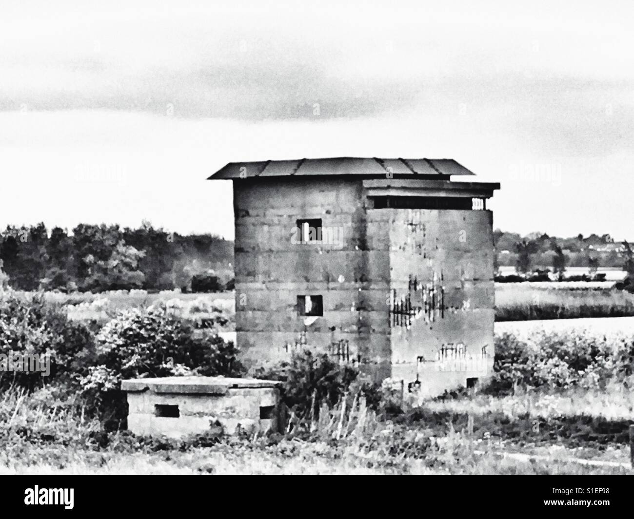 Ersten Weltkrieg Pillbox und zweiten Weltkrieg Aussichtsturm - Smartphone-aufgenommenes Stockfoto