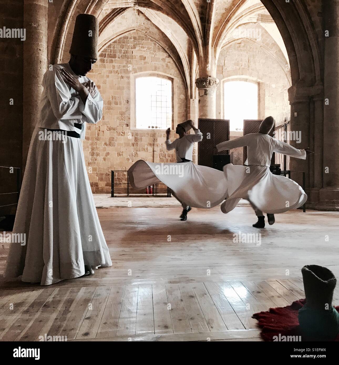 Tanzender Derwisch in einer Moschee in der Türkei Stockfoto