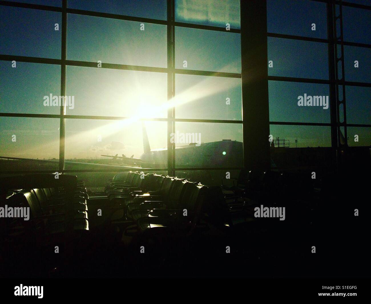 Sonnenaufgang am Flughafen Newark, Vereinigte Staaten Stockfoto