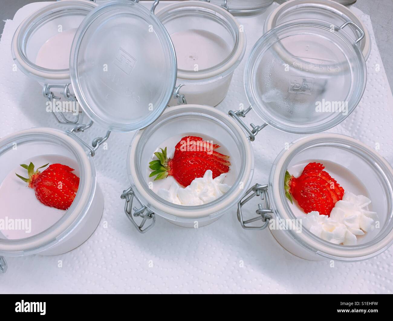 Gläser mit Sahne und Erdbeeren / Bayrisch Creme Mit Erdbeeren Stockfoto