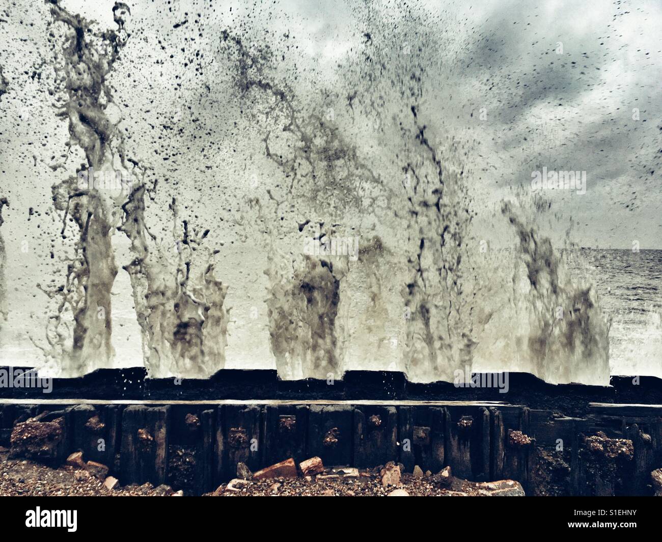 Absturz in Ufermauer Welle - Smartphone-aufgenommenes Stockfoto