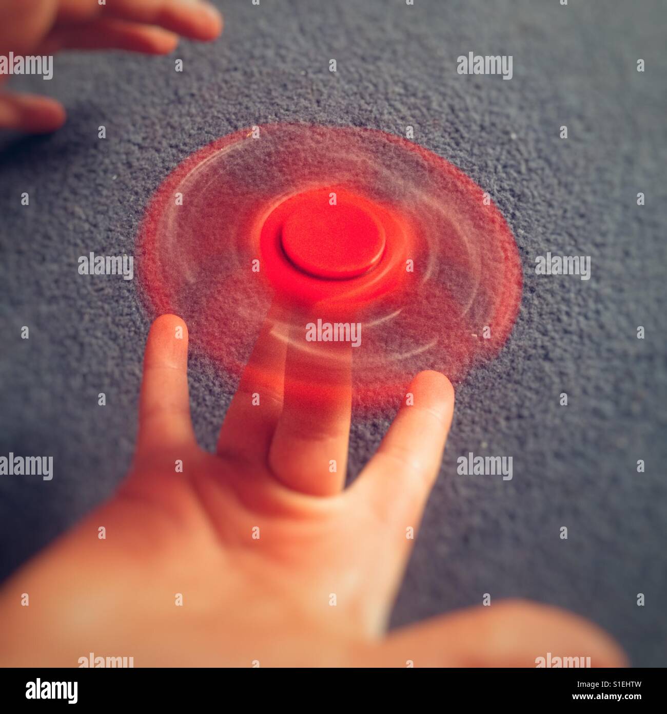 Junge mit einem Fidget Spinner Spielzeug spielen Stockfoto