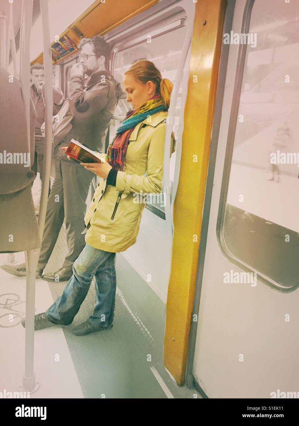Lesen in der u-Bahn - Smartphone-aufgenommenes Stockfoto