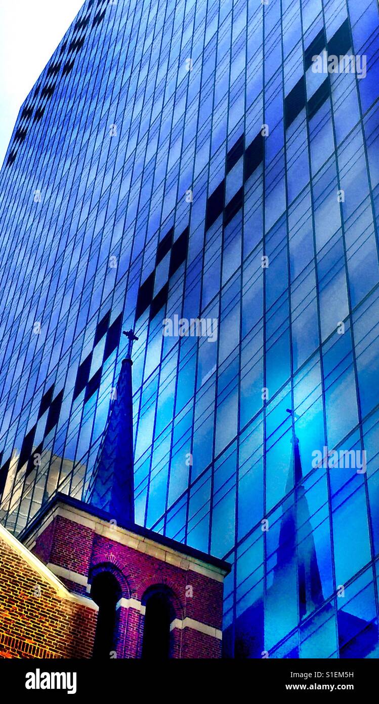 Spirituelle Reflexion, klassische Kirchturm und Kreuz spiegelt sich in herrlichem Blau moderne, upper Eastside Manhattan Glasbau Stockfoto